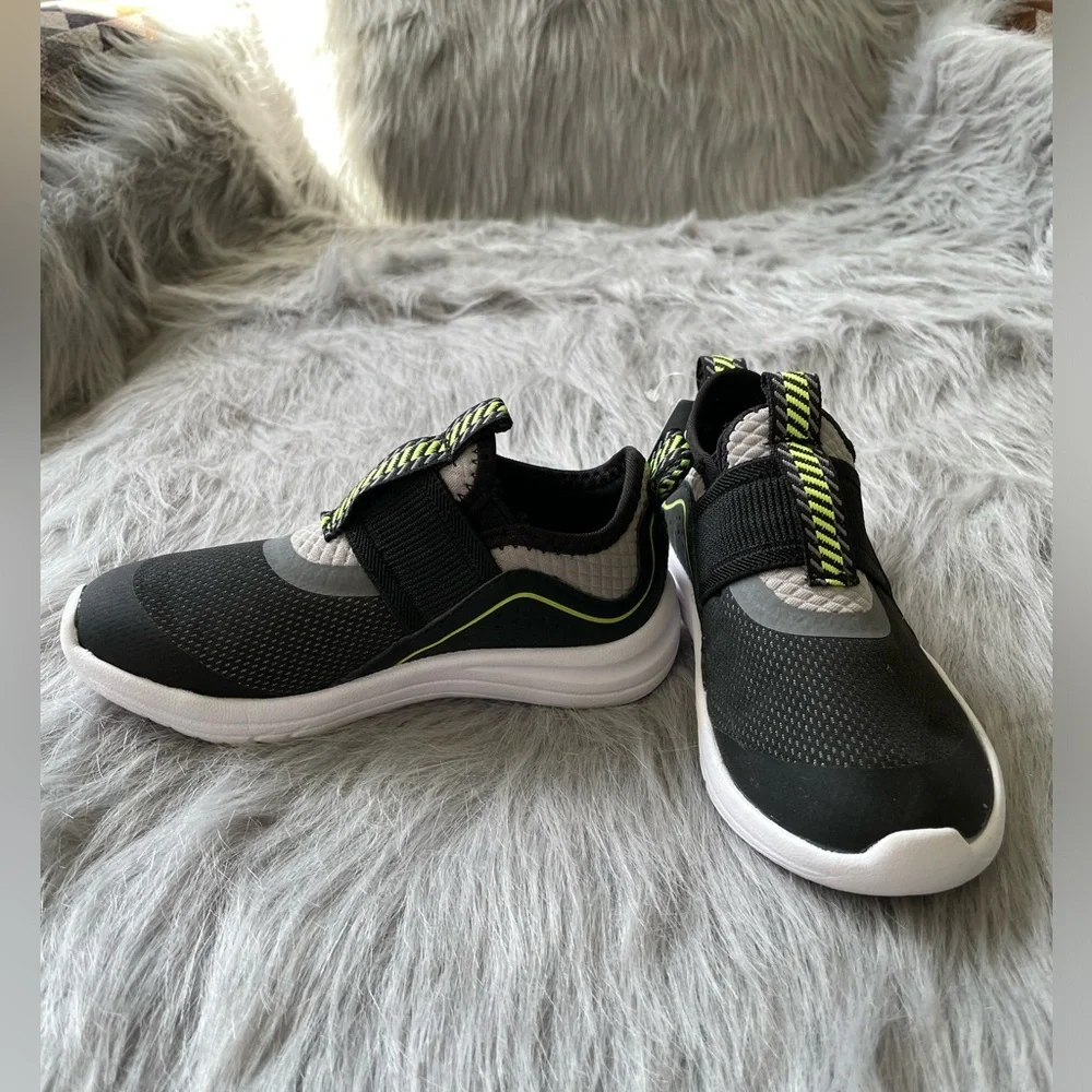 NWT Boys ATHLETICS WORKS Slip On Athletics sneakers. Size 9 - Picture 2 of 6